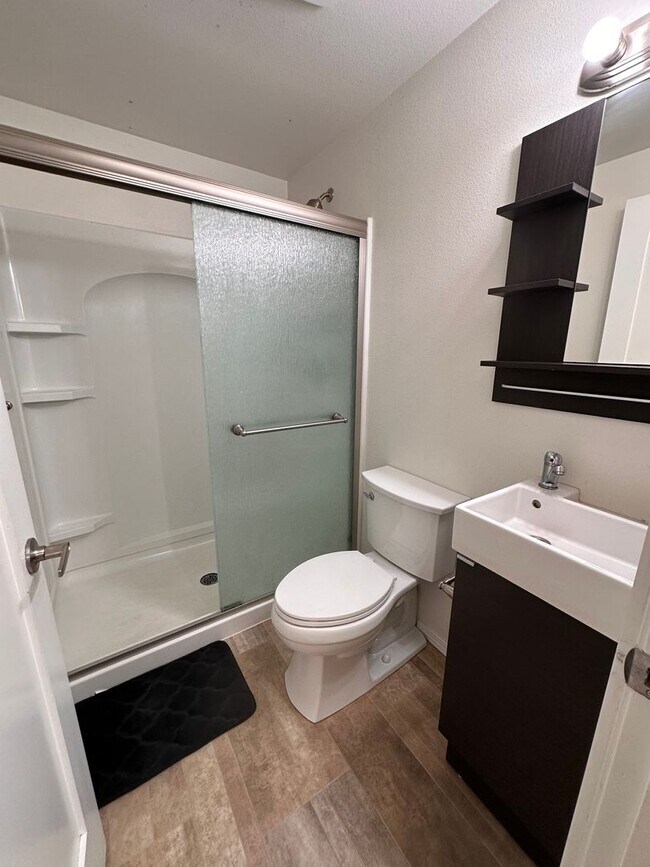 Building Photo - Large UW Townhome available 9/1 for 2025-2...