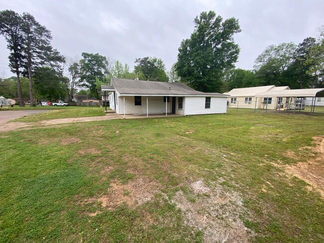 Building Photo - Remodeled Unit Available Now!