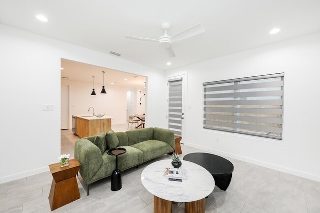 Building Photo - 305 Deer Path Lp