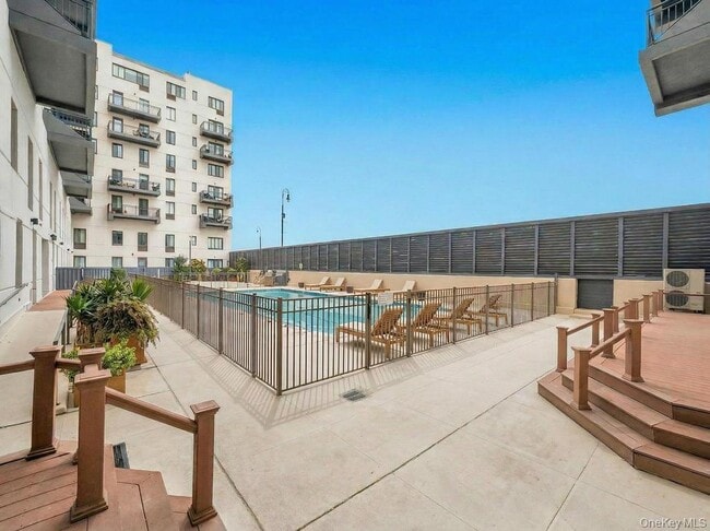 Building Photo - 100 W Broadway