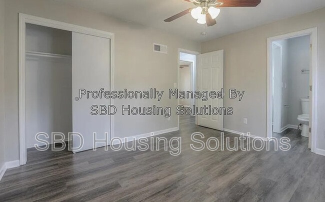 Building Photo - 10325 Smalley Ave