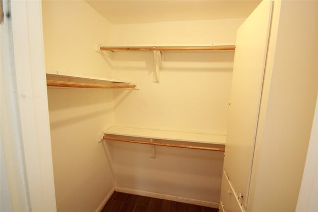 Building Photo - 7623 Alperton Dr