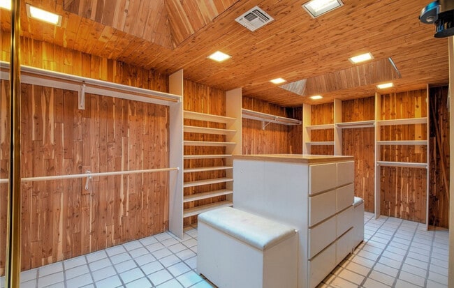 Building Photo - 3930 Placita Del Rico