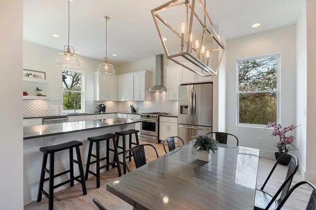 Building Photo - 643 Vernon Ave