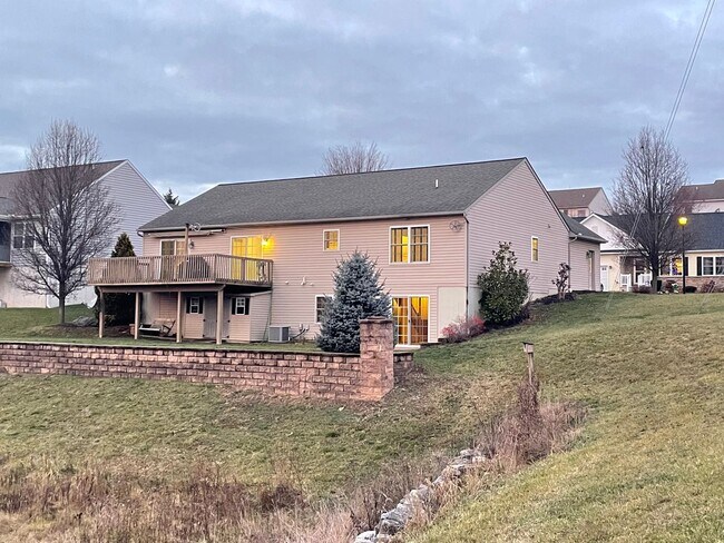 Building Photo - Beautiful 3 bedroom 2 bathroom Rancher in Great Manheim Location!