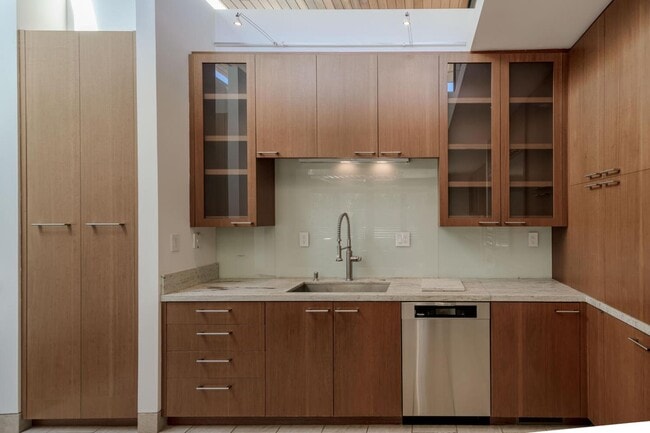 Building Photo - 2510 Skyfarm Dr