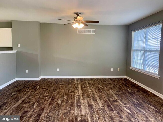 Building Photo - 351 Paradee Dr