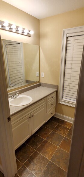 Building Photo - 807 W Longleaf Dr