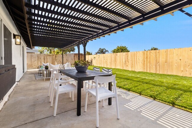 Building Photo - Beautifully Renovated 3 Bed/2 Bath Home in...