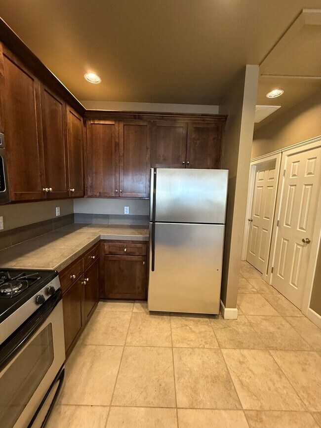 Building Photo - B11110E