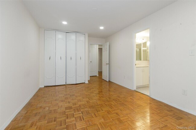 Building Photo - 12 Bond St