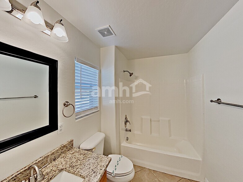 Building Photo - 3843 E Santa Fe Ln