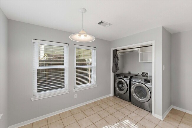 Building Photo - Glenwood Drive, Pearland, TX 77584 - 4 BR 2.5 BA single-family home