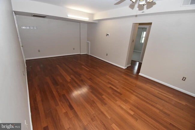 Building Photo - 1816 Queens Ln