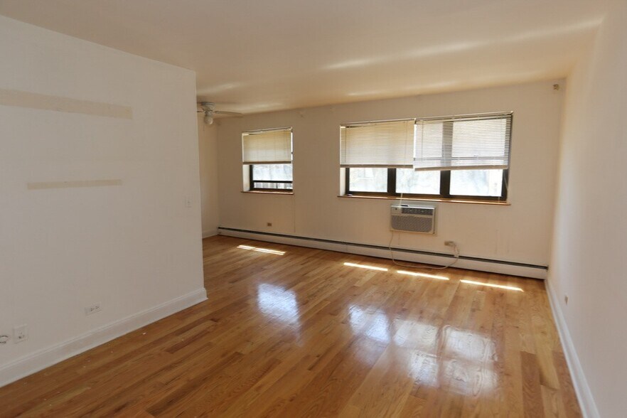 Building Photo - 502 W Briar Pl
