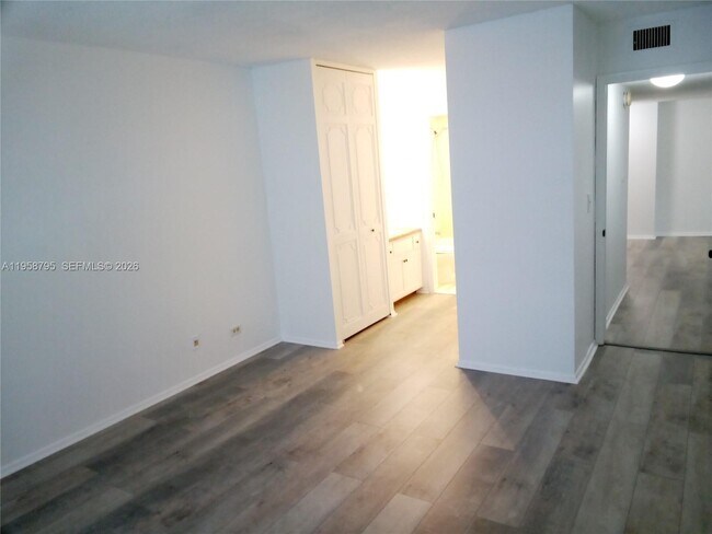 Building Photo - 3720 Inverrary Dr