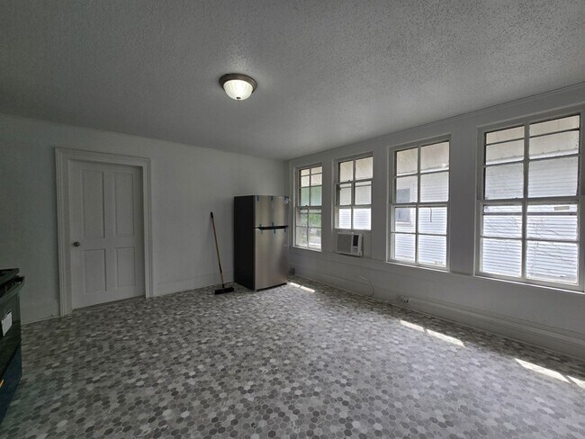 Building Photo - 403 W Hampton Ave