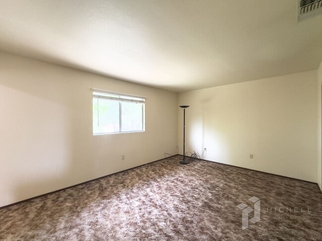 Building Photo - Spacious Home on the West Side of Redding ...