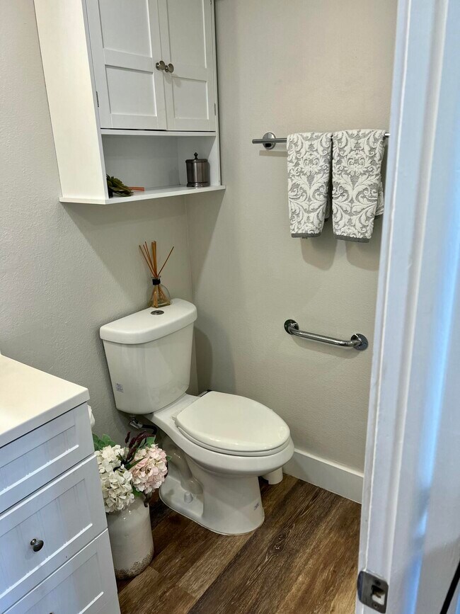 Building Photo - 390 Saxony Way