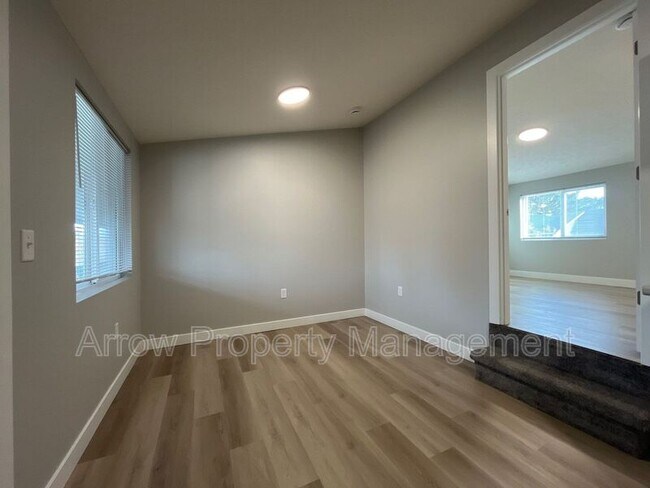 Building Photo - 877 N 26