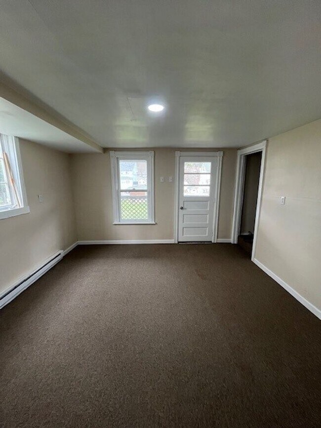 Building Photo - 3-4 bedroom, 2 bathroom