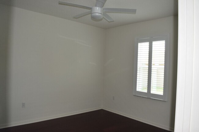Building Photo - Gorgeous & Tropical 4 bedroom 3 Bath