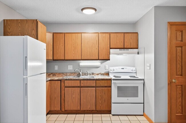 Building Photo - Updated Spacious 2BR/1 Bath Apartment Avai...