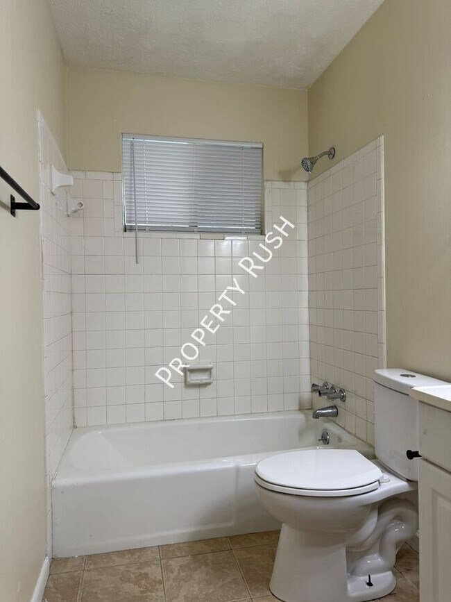 Building Photo - 1017 N Larchmont Dr