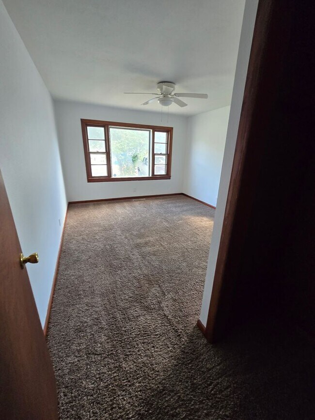Building Photo - Spacious 2 Bedroom, 1.5 Bath Home in Sprin...