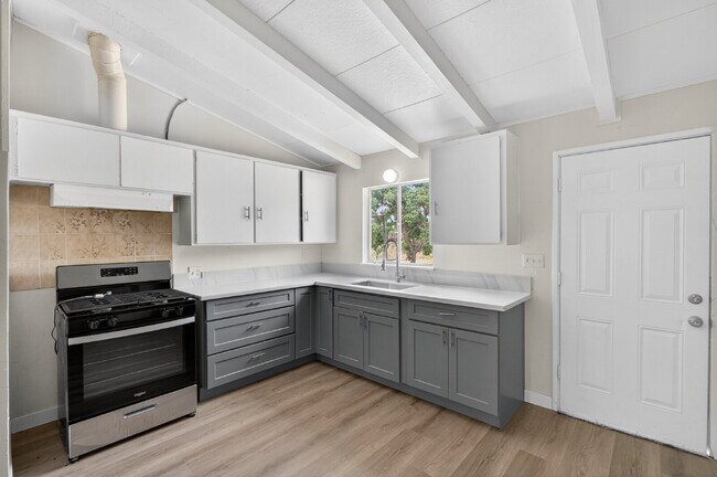 Building Photo - Charming 3-Bed Gem in Sacramento