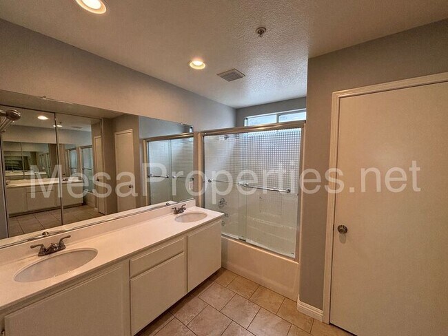 Building Photo - 16740 Inverrary Way