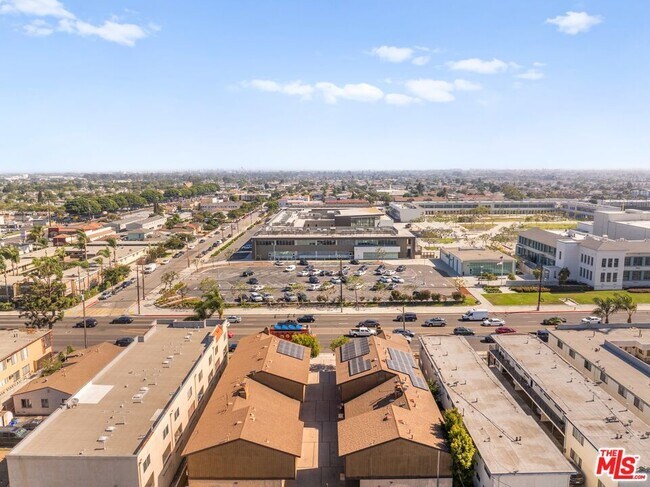 Building Photo - 4069 W Rosecrans Ave