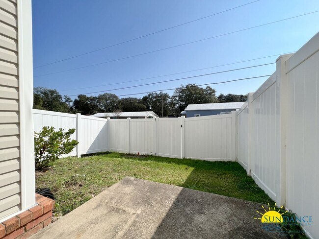 Building Photo - Beautiful townhome in the heart of Niceville!