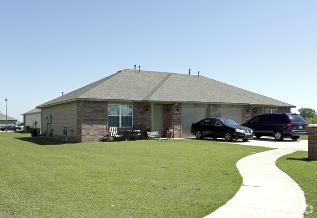 Building - Glen Eagles Luxury Townhomes