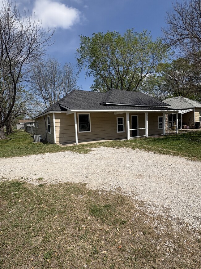 Building Photo - 730 W 8th St