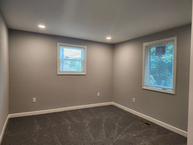 Building Photo - 2 bedroom 1 bath fully updated home in Eas...