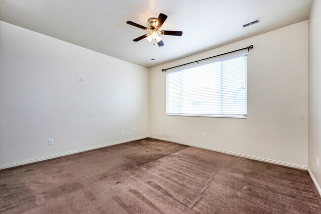 Building Photo - Beautiful Pet Friendly 3 bed/2 bath home i...