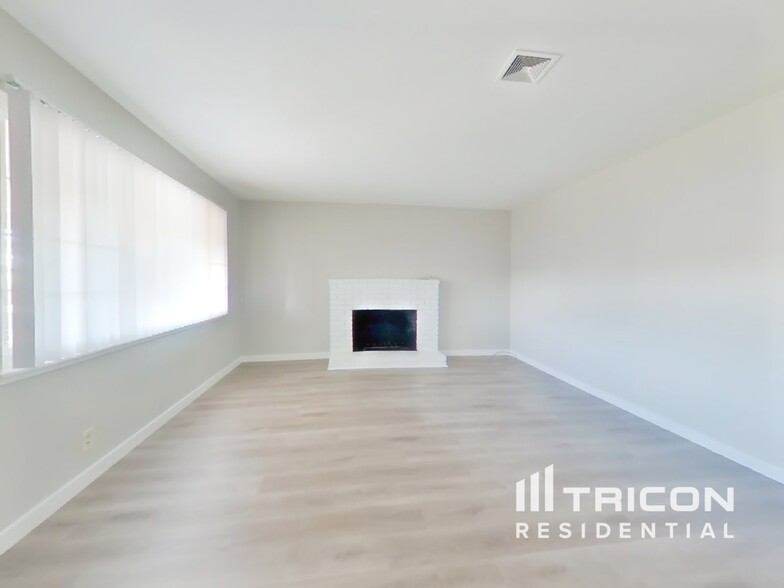 Building Photo - 372 Hopkins Dr