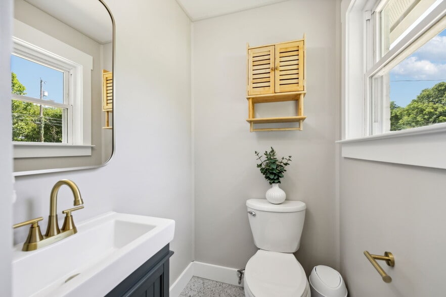 Half bath - 132 Elaine Dr