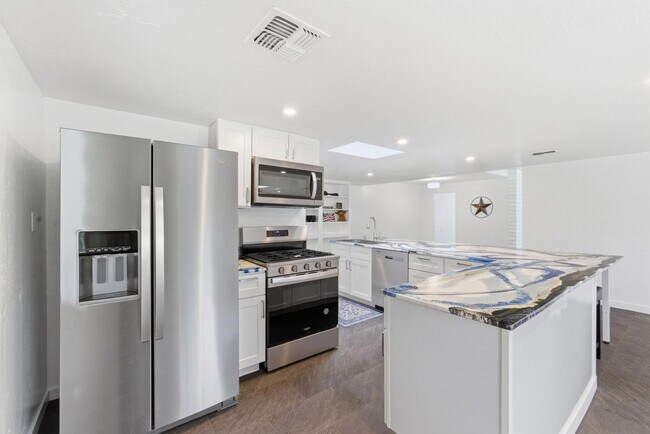 Building Photo - 36975 N Sunset Trail