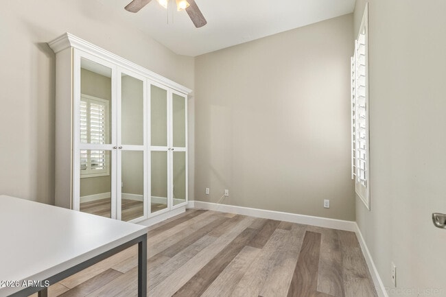 Building Photo - 326 W Loma Ln