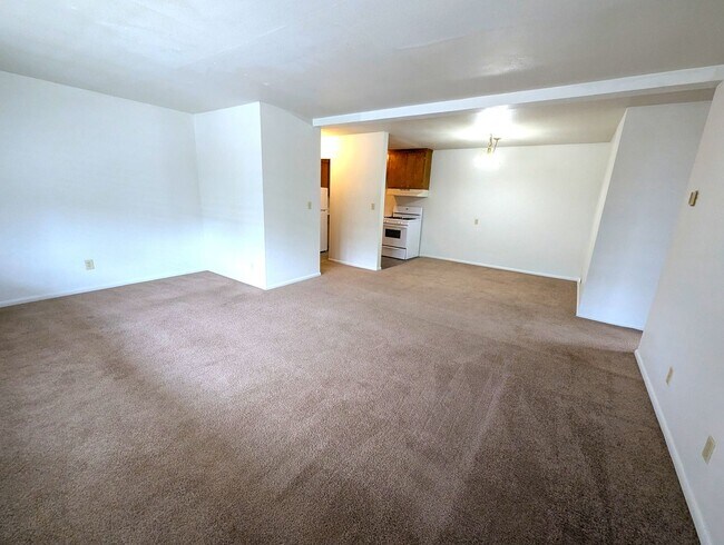 Building Photo - 2020 Pillsbury Ave