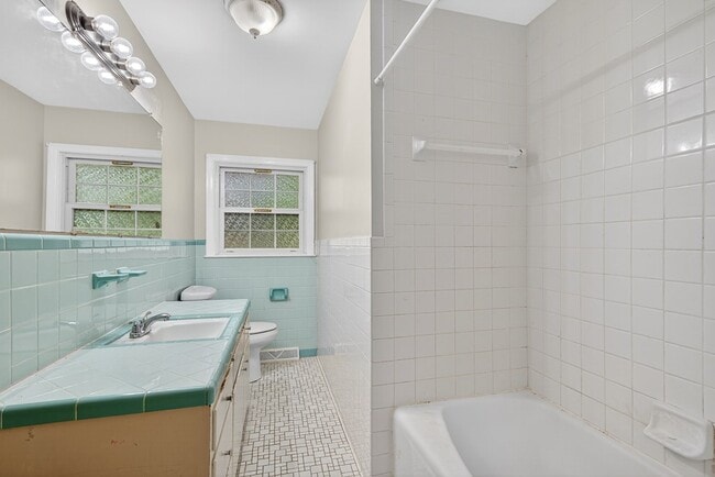 Building Photo - 316 Morningside Dr SW