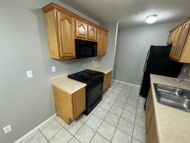 Building Photo - Updated 1 bedroom 2 bathroom apartment on ...