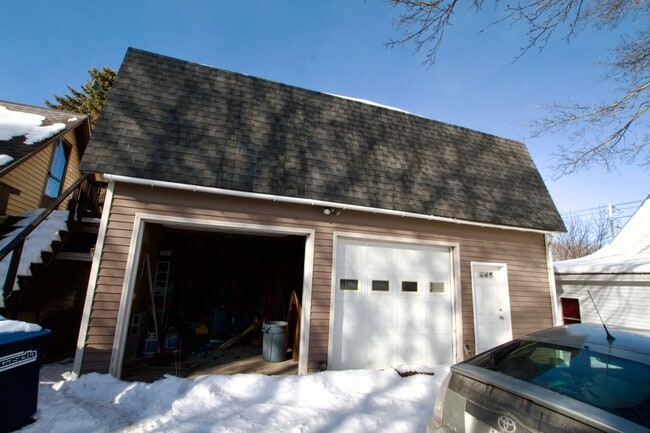 Building Photo - Spacious 4–5 Bedroom Home on French Island – Old Town