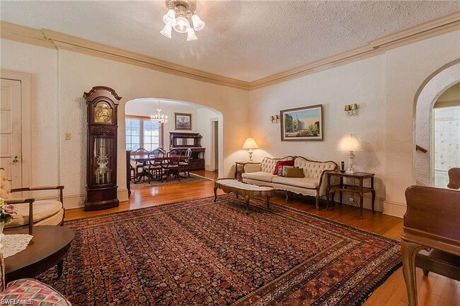 living room with cathedreal ceiling - 1375 Alcazar Ave