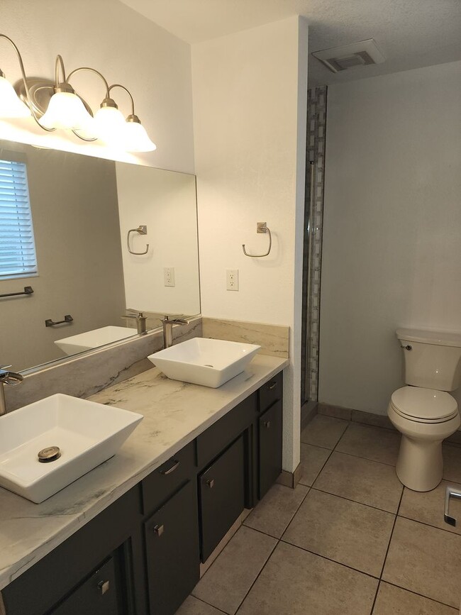 Building Photo - 3 Bedroom 2 bath with 2 car garage off of ...