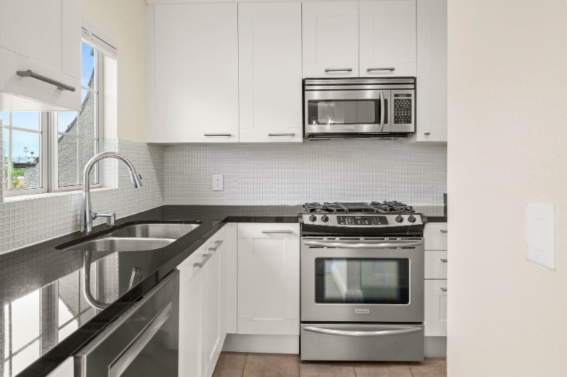 Building Photo - 585 N Rossmore Ave