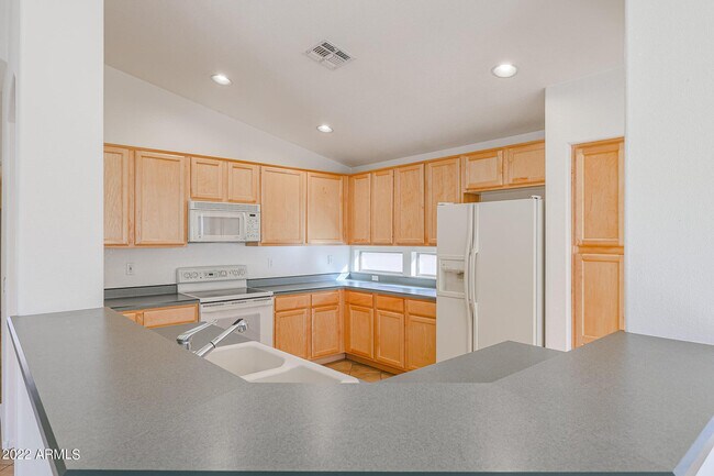 Building Photo - 333 W Raven Dr