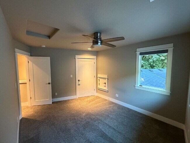 Building Photo - 3 Bed / 2 Bath Single-Family Home in West Linn